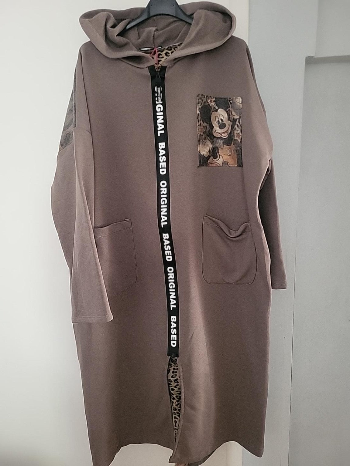Oversize Longmantel mit Kapuze & Statement-Print – Made in Italy