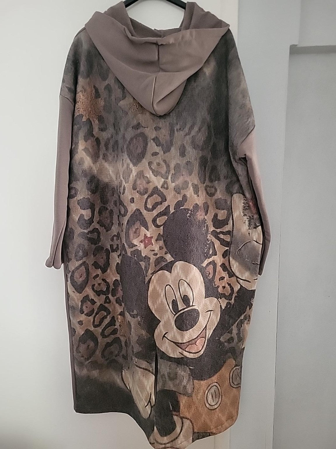 Oversize Longmantel mit Kapuze & Statement-Print – Made in Italy
