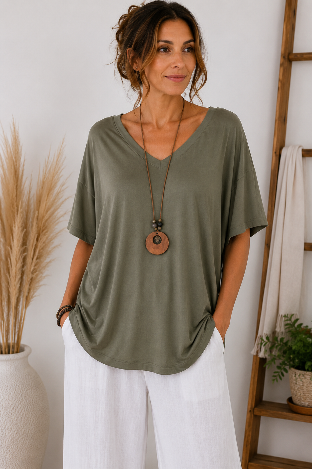 T-Shirt mit V-Ausschnitt & Kette – Made in Italy