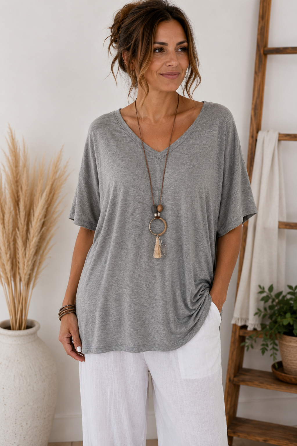 T-Shirt mit V-Ausschnitt & Kette – Made in Italy