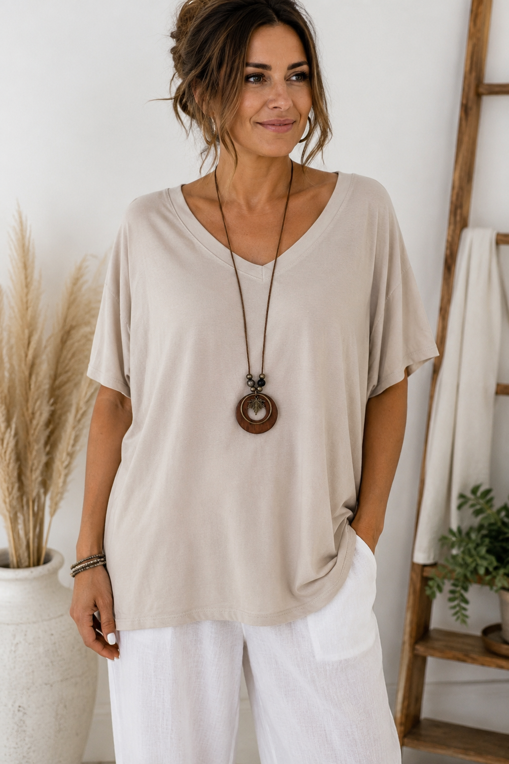 T-Shirt mit V-Ausschnitt & Kette – Made in Italy