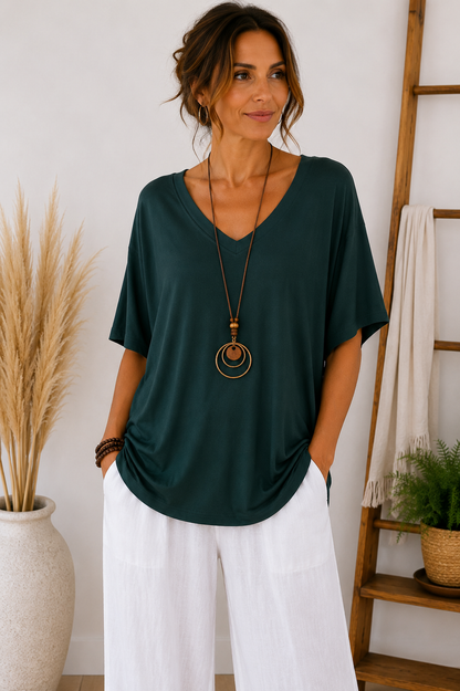 T-Shirt mit V-Ausschnitt & Kette – Made in Italy