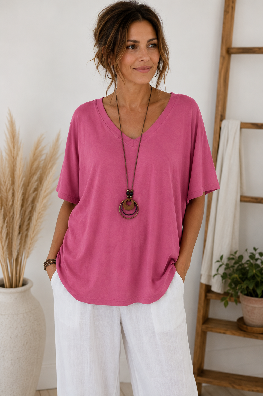 T-Shirt mit V-Ausschnitt & Kette – Made in Italy