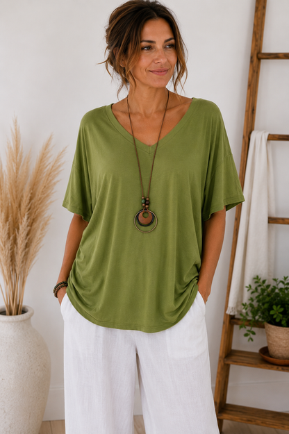 T-Shirt mit V-Ausschnitt & Kette – Made in Italy