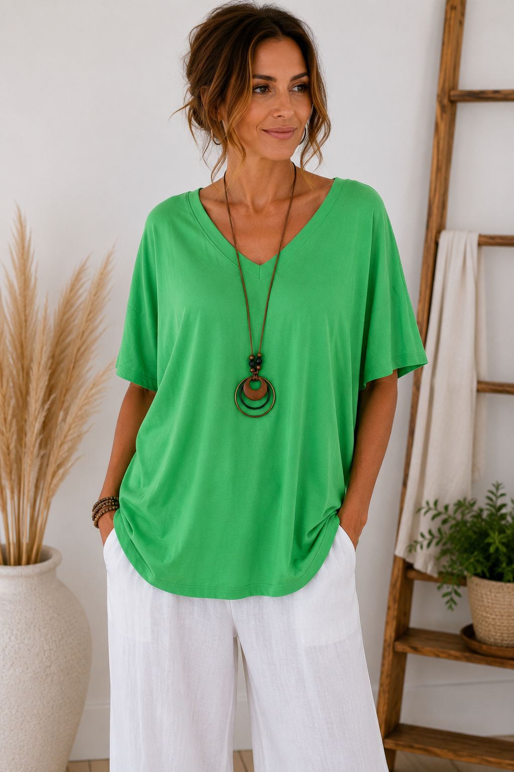 T-Shirt mit V-Ausschnitt & Kette – Made in Italy