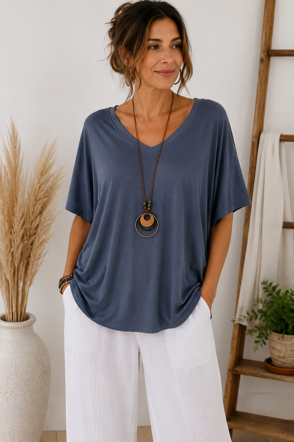 T-Shirt mit V-Ausschnitt & Kette – Made in Italy