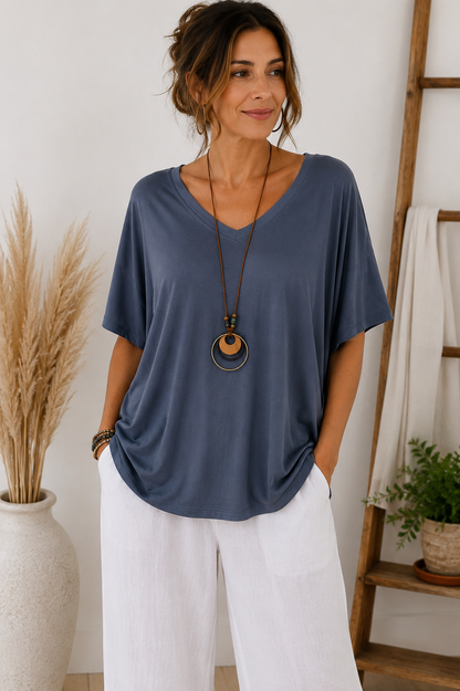 T-Shirt mit V-Ausschnitt & Kette – Made in Italy