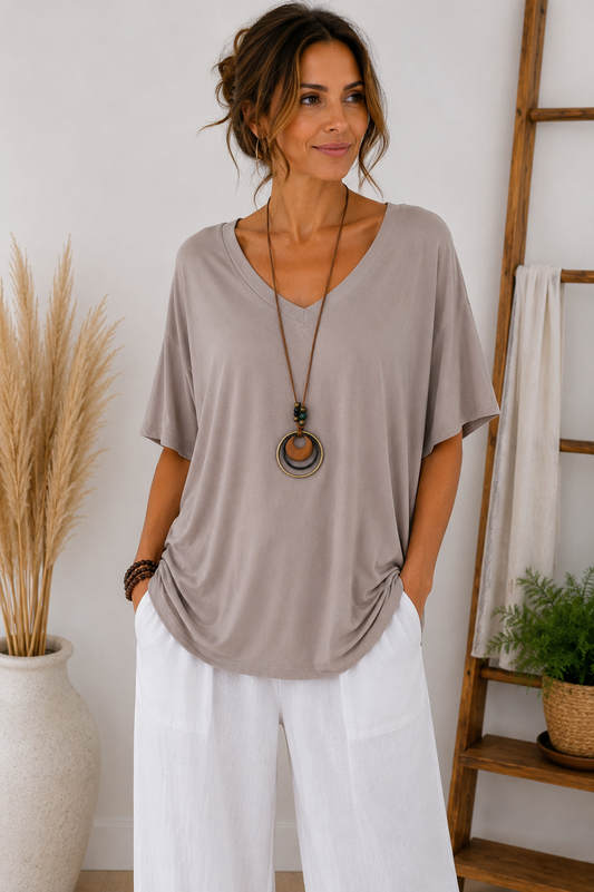 T-Shirt mit V-Ausschnitt & Kette – Made in Italy