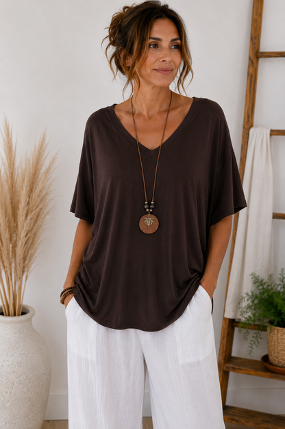 T-Shirt mit V-Ausschnitt & Kette – Made in Italy