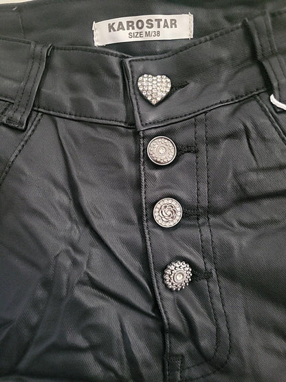 🖤 KAROSTAR  Lederimitat-Hose – Schwarz mit Schmuckknöpfen
